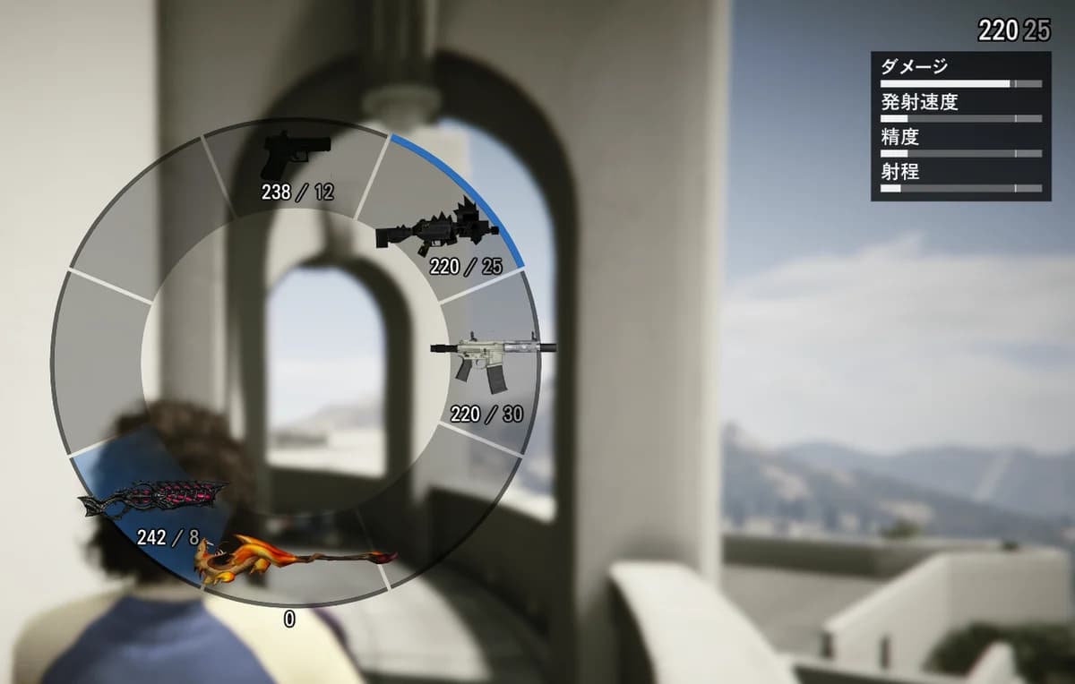 GTA V Enhanced の武器ホイールに複数の武器が固有アイコンつきで並び、それぞれ弾数が表示され、右上にダメージ・発射速度・精度・射程の性能バーが出ている実機画面